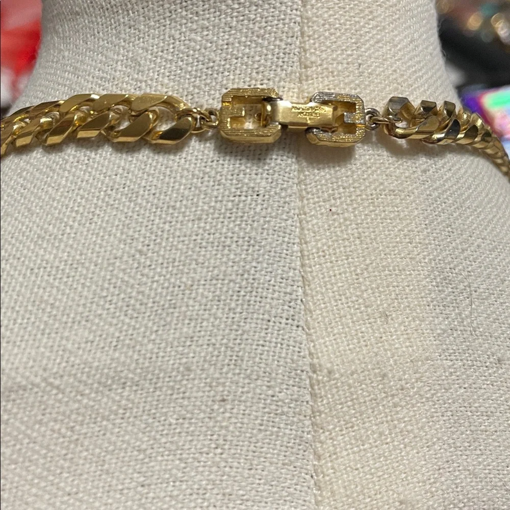 Givenchy Chain Necklace in double G closure